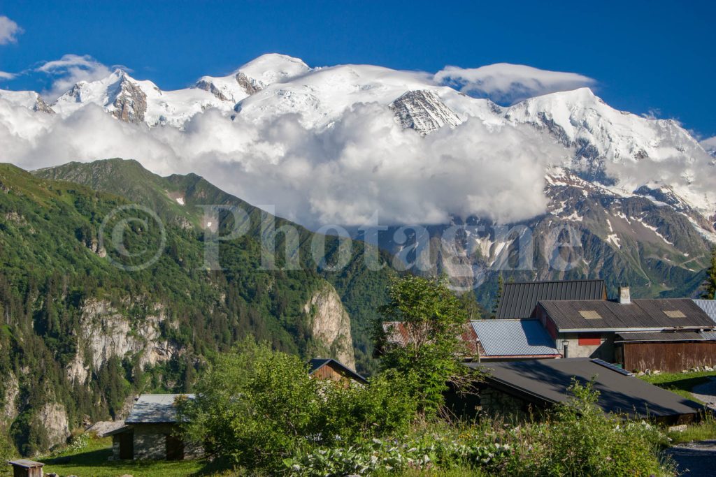 Ayères des Pierrières di fronte al Monte Bianco