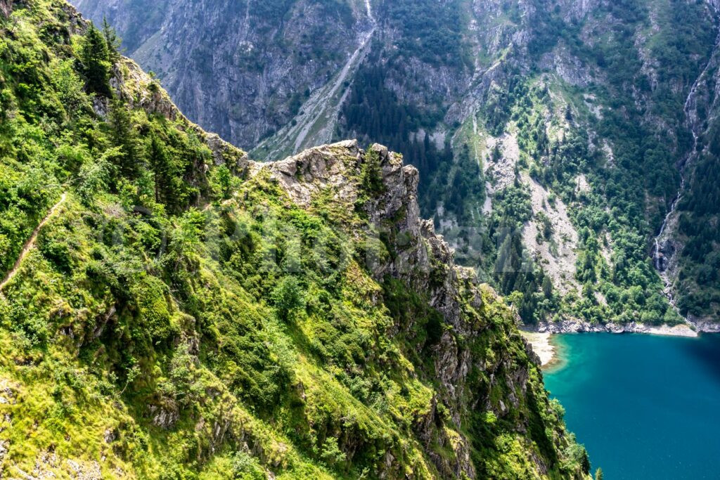 Chemin vertical au-dessus du Lauvitel