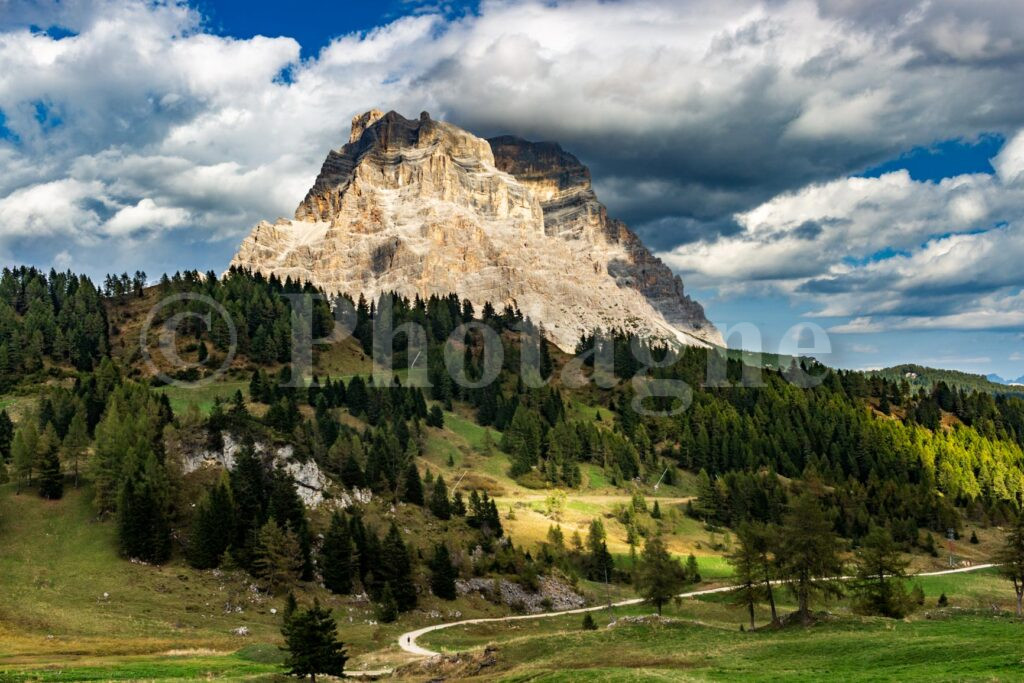 Le Monte Pelmo surgit, sur le tour de la Civetta