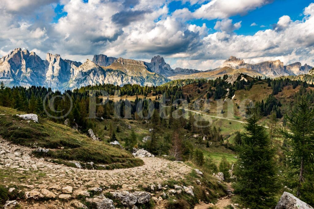 Chemin et paysage dolomitique